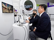 방기선 기획재정부 1차관이 14일 서울 강남구 코엑스에서 열린 ‘원스톱 수출·수주지원단, 메타버스 엑스포’에서 관계자의 설명을 듣고 있다.
