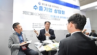 방기선 기획재정부 1차관이 14일 서울 강남구 코엑스에서 열린 ‘원스톱 수출·수주지원단, 메타버스 엑스포’를 방문해 수출기업 상담 부스에서 수출상담회를 진행하고 있다.