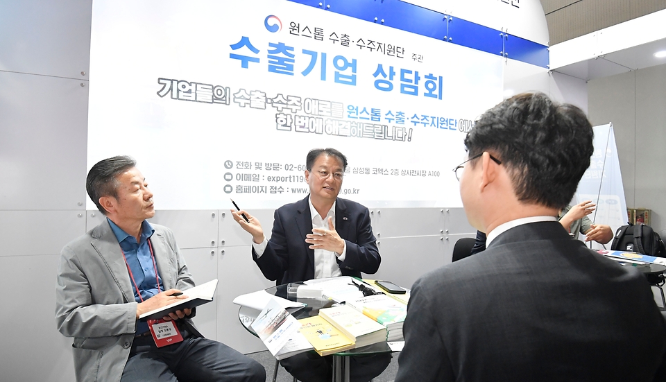 방기선 기획재정부 1차관이 14일 서울 강남구 코엑스에서 열린 ‘원스톱 수출·수주지원단, 메타버스 엑스포’를 방문해 수출기업 상담 부스에서 수출상담회를 진행하고 있다.