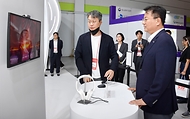 방기선 기획재정부 1차관이 14일 서울 강남구 코엑스에서 열린 ‘원스톱 수출·수주지원단, 메타버스 엑스포’에서 관계자의 설명을 듣고 있다.