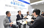 방기선 기획재정부 1차관이 14일 서울 강남구 코엑스에서 열린 ‘원스톱 수출·수주지원단, 메타버스 엑스포’를 방문해 수출기업 상담 부스에서 수출상담회를 진행하고 있다.