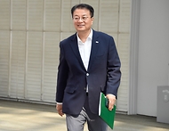 방기선 기획재정부 1차관이 14일 서울 강남구 코엑스에서 열린 ‘원스톱 수출·수주지원단, 메타버스 엑스포’ 현장 방문을 위해 이동하고 있다.