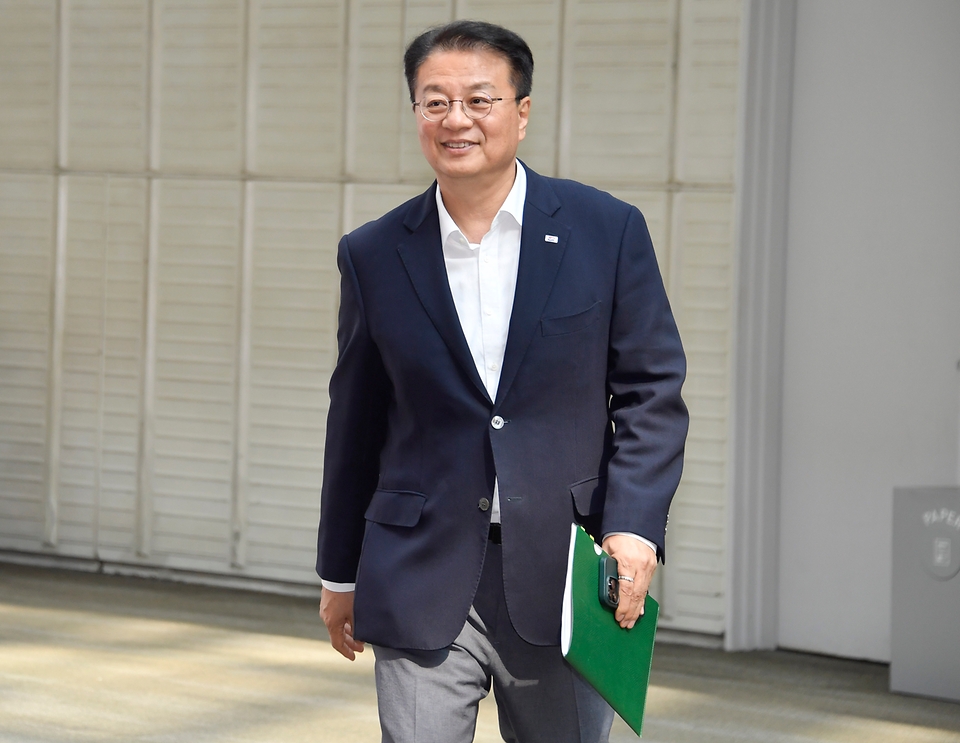 방기선 기획재정부 1차관이 14일 서울 강남구 코엑스에서 열린 ‘원스톱 수출·수주지원단, 메타버스 엑스포’ 현장 방문을 위해 이동하고 있다.