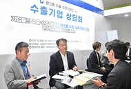 방기선 기획재정부 1차관이 14일 서울 강남구 코엑스에서 열린 ‘원스톱 수출·수주지원단, 메타버스 엑스포’를 방문해 수출기업 상담 부스에서 수출상담회를 진행하고 있다.