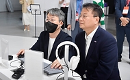 방기선 기획재정부 1차관이 14일 서울 강남구 코엑스에서 열린 ‘원스톱 수출·수주지원단, 메타버스 엑스포’에서 관계자의 설명을 듣고 있다.