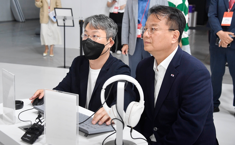 방기선 기획재정부 1차관이 14일 서울 강남구 코엑스에서 열린 ‘원스톱 수출·수주지원단, 메타버스 엑스포’에서 관계자의 설명을 듣고 있다.