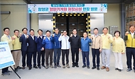 정황근 농림축산식품부 장관이 15일 경남 함양군 양파 기계화 저장시설을 방문해 현장 관계자들과 기념촬영을 하고 있다.