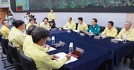 이창양 산업통상자원부 장관이 15일 경기 의왕시 전력거래소 경인전력관제센터에서 한전, 전력거래소, 발전사 등 전력 유관기관의 여름철 전력수급대책기간 준비상황을 점검하기 위해 ‘여름철 전력수급 대비 현황 점검 회의’를 하고 있다. 