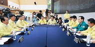 이창양 산업통상자원부 장관이 15일 경기 의왕시 전력거래소 경인전력관제센터에서 한전, 전력거래소, 발전사 등 전력 유관기관의 여름철 전력수급대책기간 준비상황을 점검하기 위해 ‘여름철 전력수급 대비 현황 점검 회의’를 하고 있다. 