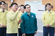 이창양 산업통상자원부 장관이 15일 경기 의왕시 전력거래소 경인전력관제센터에서 관계자로부터 전력수급현황을 청취한 후 관련 전망 및 대책을 점검하고 있다.