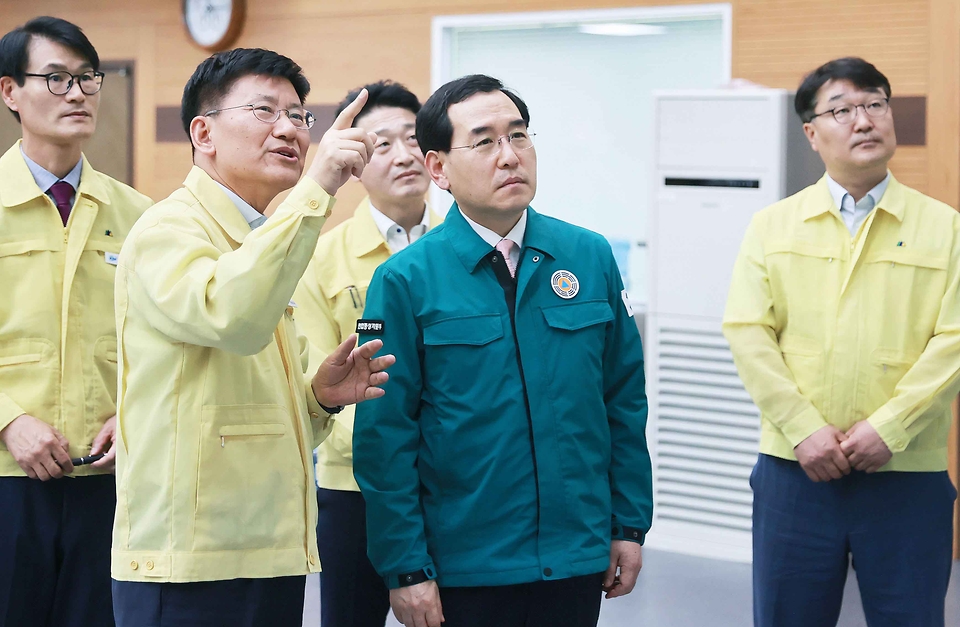 이창양 산업통상자원부 장관이 15일 경기 의왕시 전력거래소 경인전력관제센터에서 관계자로부터 전력수급현황을 청취한 후 관련 전망 및 대책을 점검하고 있다.
