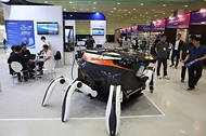 <p>21일 오후 서울 강남구 코엑스에서 열린 &lsquo;2023 무인이동체 산업엑스포&rsquo;에서 관람객들이 전시를 둘러보고 있다. 산업통상자원부, 과학기술정보통신부, 국방부, 국토교통부, 해양수산부, 중소기업벤처부, 방위사업청 공동으로 열린 이번 전시회는 국내외 100여 개 기업이 참여해 무인 이동체에 관한 민과 군의 연구개발 혁신성과를 선보인다.</p>