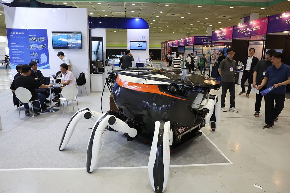 <p>21일 오후 서울 강남구 코엑스에서 열린 &lsquo;2023 무인이동체 산업엑스포&rsquo;에서 관람객들이 전시를 둘러보고 있다. 산업통상자원부, 과학기술정보통신부, 국방부, 국토교통부, 해양수산부, 중소기업벤처부, 방위사업청 공동으로 열린 이번 전시회는 국내외 100여 개 기업이 참여해 무인 이동체에 관한 민과 군의 연구개발 혁신성과를 선보인다.</p>