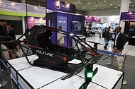 <p>21일 오후 서울 강남구 코엑스에서 열린 &lsquo;2023 무인이동체 산업엑스포&rsquo;에서 관람객들이 도심항공교통(UAM) 항공기 스카일라를 살펴보고 있다. 산업통상자원부, 과학기술정보통신부, 국방부, 국토교통부, 해양수산부, 중소기업벤처부, 방위사업청 공동으로 열린 이번 전시회는 국내외 100여 개 기업이 참여해 무인 이동체에 관한 민과 군의 연구개발 혁신성과를 선보인다.</p>