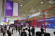 <p>21일 오후 서울 강남구 코엑스에서 열린 &lsquo;2023 무인이동체 산업엑스포&rsquo;에서 관람객들이 체험을 하고 있다. 산업통상자원부, 과학기술정보통신부, 국방부, 국토교통부, 해양수산부, 중소기업벤처부, 방위사업청 공동으로 열린 이번 전시회는 국내외 100여 개 기업이 참여해 무인 이동체에 관한 민과 군의 연구개발 혁신성과를 선보인다.</p>