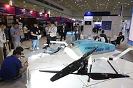<p>21일 오후 서울 강남구 코엑스에서 열린 &lsquo;2023 무인이동체 산업엑스포&rsquo;에서 관람객들이 전시를 둘러보고 있다. 산업통상자원부, 과학기술정보통신부, 국방부, 국토교통부, 해양수산부, 중소기업벤처부, 방위사업청 공동으로 열린 이번 전시회는 국내외 100여 개 기업이 참여해 무인 이동체에 관한 민과 군의 연구개발 혁신성과를 선보인다.</p>