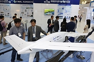 <p>21일 오후 서울 강남구 코엑스에서 열린 &lsquo;2023 무인이동체 산업엑스포&rsquo;에서 관람객들이 전시를 둘러보고 있다. 산업통상자원부, 과학기술정보통신부, 국방부, 국토교통부, 해양수산부, 중소기업벤처부, 방위사업청 공동으로 열린 이번 전시회는 국내외 100여 개 기업이 참여해 무인 이동체에 관한 민과 군의 연구개발 혁신성과를 선보인다.</p>