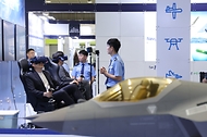 <p>21일 오후 서울 강남구 코엑스에서 열린 &lsquo;2023 무인이동체 산업엑스포&rsquo;에서 관람객들이 AI 기반 VR을 체험하고 있다. 산업통상자원부, 과학기술정보통신부, 국방부, 국토교통부, 해양수산부, 중소기업벤처부, 방위사업청 공동으로 열린 이번 전시회는 국내외 100여 개 기업이 참여해 무인 이동체에 관한 민과 군의 연구개발 혁신성과를 선보인다.</p>
