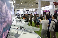 <p>21일 오후 서울 강남구 코엑스에서 열린 &lsquo;2023 무인이동체 산업엑스포&rsquo;에서 관람객들이 전시를 둘러보고 있다. 산업통상자원부, 과학기술정보통신부, 국방부, 국토교통부, 해양수산부, 중소기업벤처부, 방위사업청 공동으로 열린 이번 전시회는 국내외 100여 개 기업이 참여해 무인 이동체에 관한 민과 군의 연구개발 혁신성과를 선보인다.</p>