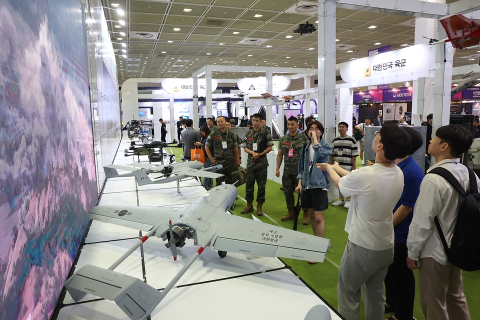 <p>21일 오후 서울 강남구 코엑스에서 열린 &lsquo;2023 무인이동체 산업엑스포&rsquo;에서 관람객들이 전시를 둘러보고 있다. 산업통상자원부, 과학기술정보통신부, 국방부, 국토교통부, 해양수산부, 중소기업벤처부, 방위사업청 공동으로 열린 이번 전시회는 국내외 100여 개 기업이 참여해 무인 이동체에 관한 민과 군의 연구개발 혁신성과를 선보인다.</p>