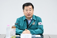 강경성 산업통상자원부 2차관이 21일 경기 하남시 동서울 변전소에서 현장 근무자들과 간담회를 하고 있다.