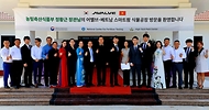 정황근 농림축산식품부 장관이 21일(현지시간) 베트남 빈푹성 하이테크파크에 위치한 우리나라 스마트팜 수출 현장 및 수출기업 ‘어밸브’를 방문해 이원준 대표이사 및 관계자들과 기념촬영을 하고 있다.