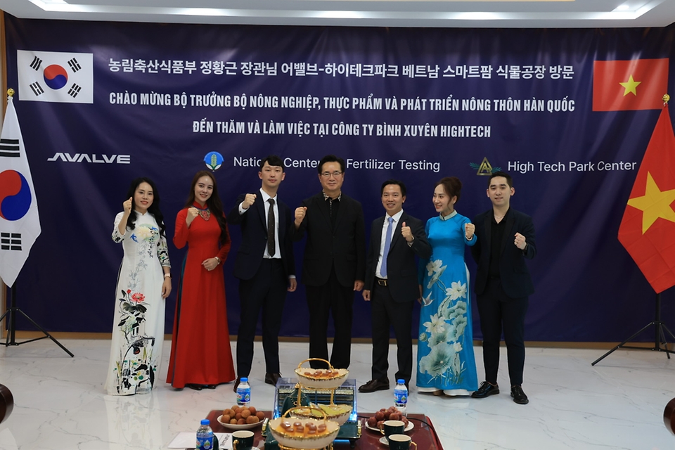 정황근 농림축산식품부 장관이 21일(현지시간) 베트남 빈푹성 하이테크파크에 위치한 우리나라 스마트팜 수출 현장 및 수출기업 ‘어밸브’를 방문해 이원준 대표이사 및 관계자들과 기념촬영을 하고 있다.