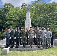 합동대 수탁장교들이 22일 경기도 이천시 충혼탑을 찾아 참배한 뒤 기념촬영을 하고 있다. 