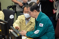 한덕수 국무총리가 23일 서울 동작구 신대방동 국가기상센터에서 기상청 호우 재난문자 모의발송을 시연하고 있다.