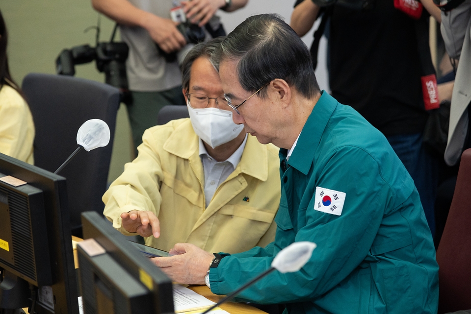 한덕수 국무총리가 23일 서울 동작구 신대방동 국가기상센터에서 기상청 호우 재난문자 모의발송을 시연하고 있다.