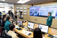 유희동 기상청장이 23일 서울 동작구 신대방동 국가기상센터에서 한덕수 국무총리에게 여름철 방재 대책을 발표하고 있다.