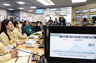 한덕수 국무총리가 23일 서울 동작구 신대방동 국가기상센터에서 여름철 방재 대책을 보고받고 있다.