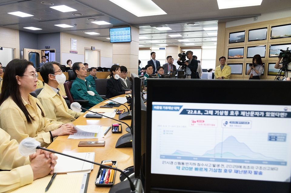 한덕수 국무총리가 23일 서울 동작구 신대방동 국가기상센터에서 여름철 방재 대책을 보고받고 있다.