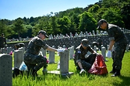 공군3미사일방어여단 장병들이 22일 서울 동작구 국립서울현충원에서 환경미화 봉사활동을 하고 있다.