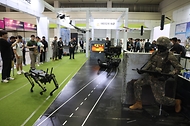 <p>21일 오후 서울 강남구 코엑스에서 열린 &lsquo;2023 무인이동체 산업엑스포&rsquo;에서 관람객들이 전시를 둘러보고 있다. 산업통상자원부, 과학기술정보통신부, 국방부, 국토교통부, 해양수산부, 중소기업벤처부, 방위사업청 공동으로 열린 이번 전시회는 국내외 100여 개 기업이 참여해 무인 이동체에 관한 민과 군의 연구개발 혁신성과를 선보인다.</p>
