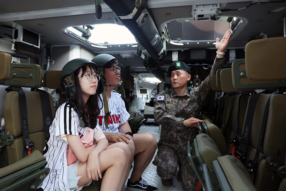 23일 서울 송파구 잠실야구장에서 호국보훈의 달을 맞아 '강한 국군, 강한 동맹'을 주제로 열린 '땡큐 솔저스데이' 행사에서 관람객들이 장갑차 내부에 직접 탑승해 장갑차에 대한 설명을 듣고 있다.