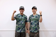 국방부는 호국보훈의 달 6월을 맞아 LG트윈스 프로야구단과 함께 23∼25일 잠실야구장에서 ‘땡큐 솔저스데이’ 행사를 개최한다. 시타자·시구로 나서는 공군 박찬길 대위(왼쪽)와 공군본부 박규석 중령이 기념촬영을 하고 있다.