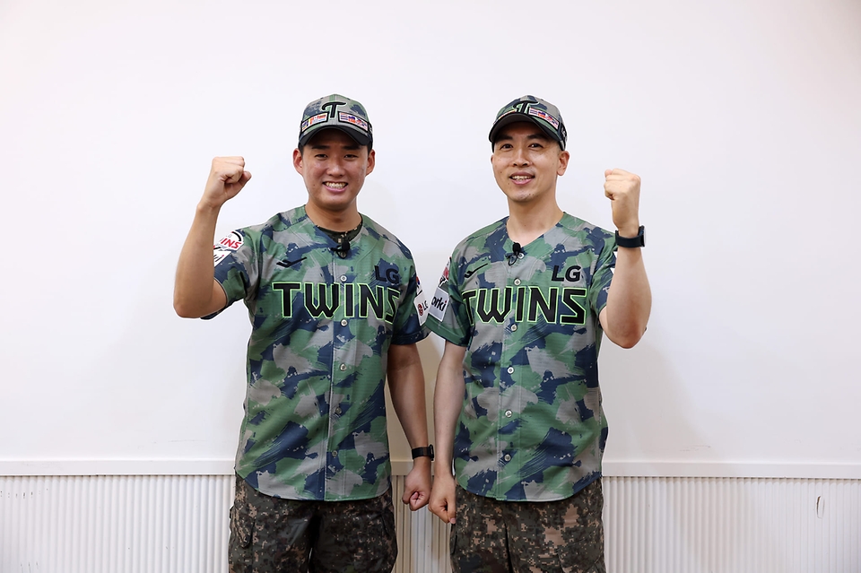 국방부는 호국보훈의 달 6월을 맞아 LG트윈스 프로야구단과 함께 23∼25일 잠실야구장에서 ‘땡큐 솔저스데이’ 행사를 개최한다. 시타자·시구로 나서는 공군 박찬길 대위(왼쪽)와 공군본부 박규석 중령이 기념촬영을 하고 있다.