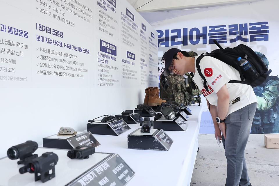 23일 서울 송파구 잠실야구장에서 호국보훈의 달을 맞아 '강한 국군, 강한 동맹'을 주제로 열린 '땡큐 솔저스데이' 행사에서 관람객이 워리어플랫폼 장비를 살펴보고 있다.