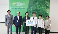이인실 특허청장이 27일 대전시 대덕구 대전보훈병원을 방문해 위문금을 전달한 뒤 기념촬영을 하고 있다.