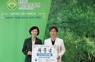 이인실 특허청장이 27일 대전시 대덕구 대전보훈병원을 방문해 위문금을 전달한 뒤 기념촬영을 하고 있다.