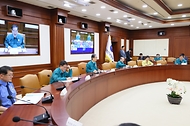 29일 서울 종로구 정부서울청사에서 열린 ‘중앙·지방 안전 점검 회의’에서 여름철 재난 대비 강화에 대해 논의하고 있다.