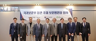 박민식 국가보훈부 장관이 21일 오전 서울시 강동구 중앙보훈병원에서 열린 전국보훈병원장 간담회에 참석하여 전국보훈병원장과 간담회후 기념촬영을 하고 있다