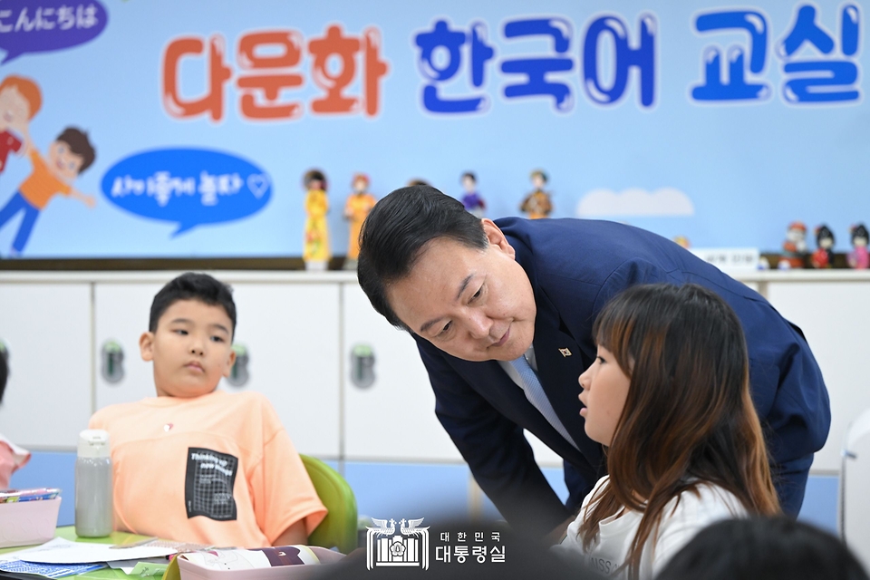 윤석열 대통령이 3일 방과 후 돌봄·교육 프로그램인 ‘늘봄학교’ 참관을 위해 경기도 수원시 수원초등학교를 방문, 한국어 교육 수업 중인 학생들과 대화하고 있다.