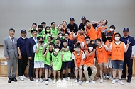 윤석열 대통령이 3일 방과 후 돌봄·교육 프로그램인 ‘늘봄학교’ 참관을 위해 경기도 수원시 수원초등학교를 방문, 간이야구 수업(티볼교실)에 참관한 뒤 학생 및 관계자들과 기념촬영을 하고 있다.