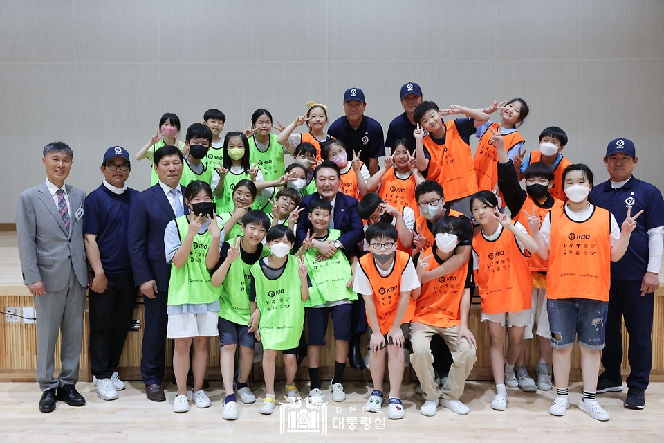윤석열 대통령이 3일 방과 후 돌봄·교육 프로그램인 ‘늘봄학교’ 참관을 위해 경기도 수원시 수원초등학교를 방문, 간이야구 수업(티볼교실)에 참관한 뒤 학생 및 관계자들과 기념촬영을 하고 있다.