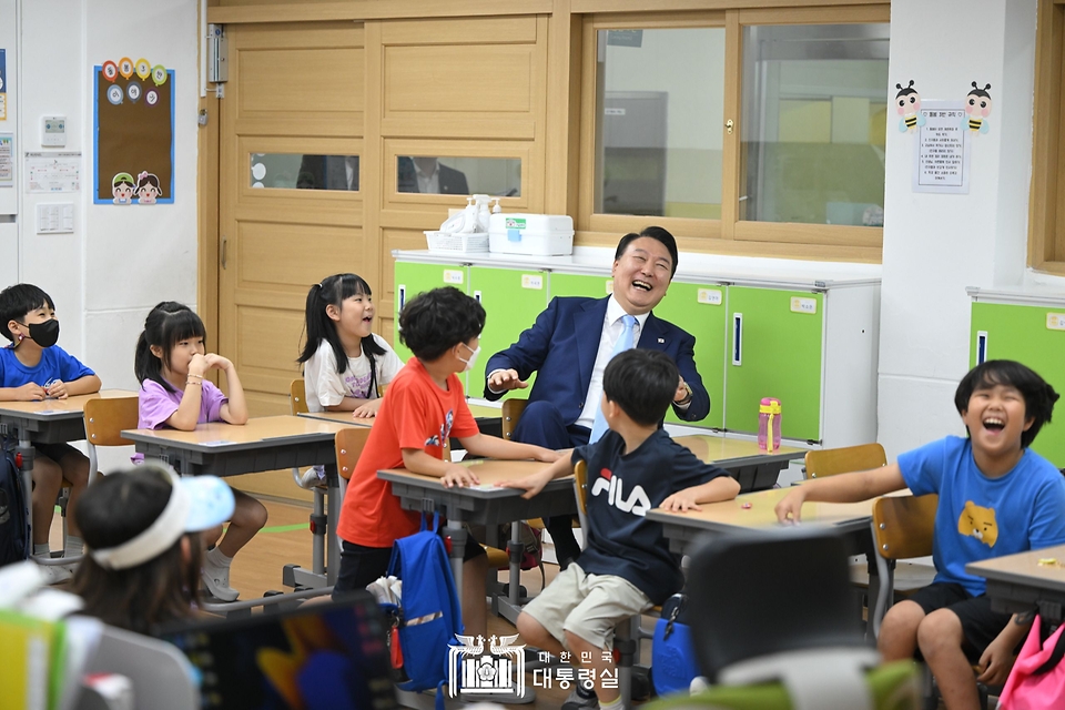 윤석열 대통령이 3일 방과 후 돌봄·교육 프로그램인 ‘늘봄학교’ 참관을 위해 경기도 수원시 수원초등학교를 방문, 돌봄교실 학생들과 대화하고 있다.