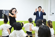 윤석열 대통령이 3일 방과 후 돌봄·교육 프로그램인 ‘늘봄학교’ 참관을 위해 경기도 수원시 수원초등학교를 방문, 방송댄스 수업을 참관하고 있다.