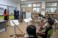 윤석열 대통령이 3일 방과 후 돌봄·교육 프로그램인 ‘늘봄학교’ 참관을 위해 경기도 수원시 수원초등학교를 방문, 바이올린 프로그램을 참관하고 있다.