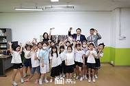 윤석열 대통령이 3일 방과 후 돌봄·교육 프로그램인 ‘늘봄학교’ 참관을 위해 경기도 수원시 수원초등학교를 방문, 방송댄스 수업을 참관한 뒤 학생들과 기념촬영을 하고 있다.